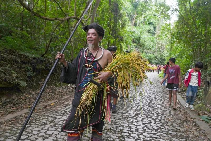 西盟:佤山各族群众欢聚一堂 迎新谷庆丰收