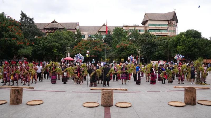 西盟:佤山各族群众欢聚一堂 迎新谷庆丰收