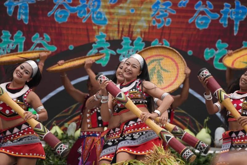 西盟:佤山各族群众欢聚一堂 迎新谷庆丰收